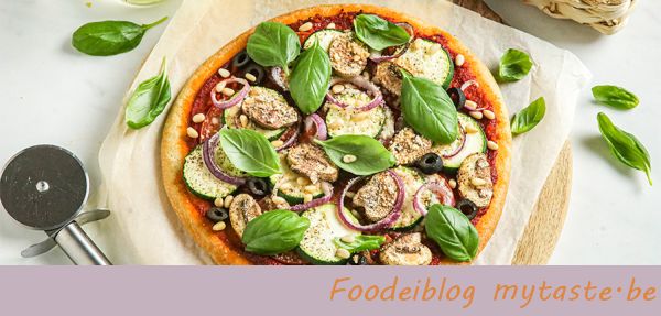 Vegan pizza met kleurrijke groenten