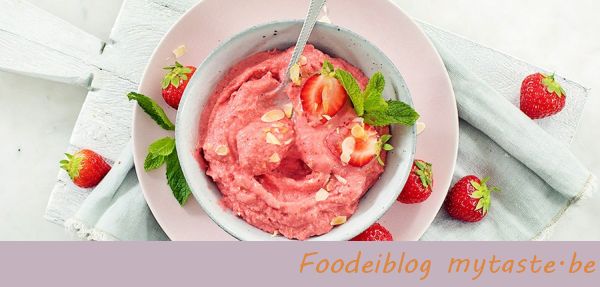 Frozen yoghurt met aardbeien